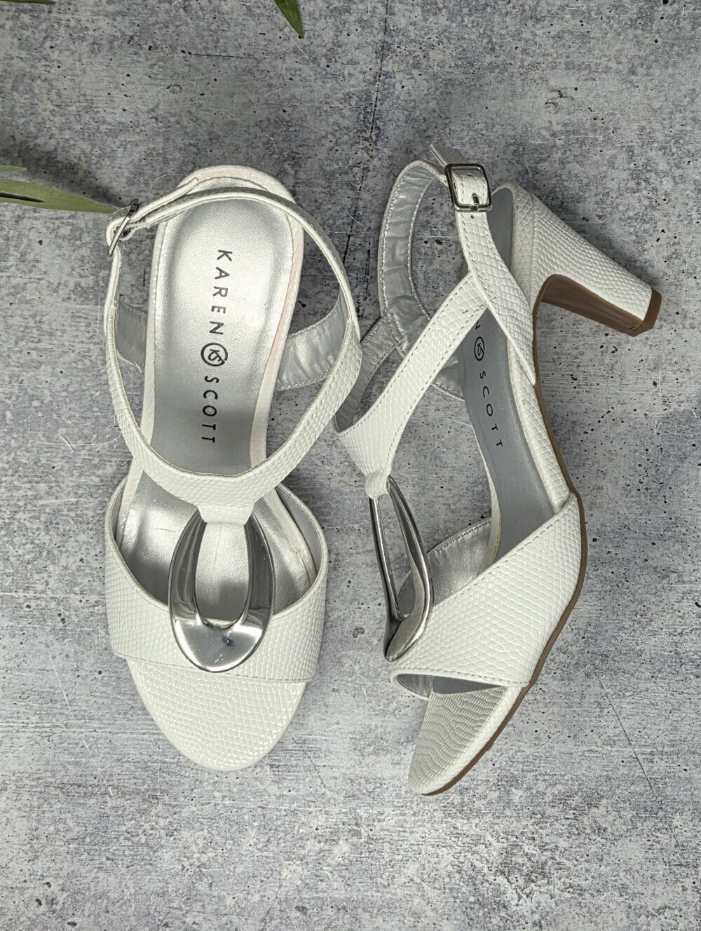 Karen Scott White Danee Heeled Sandal Silver Hardware Size 6M Summer Minimalist